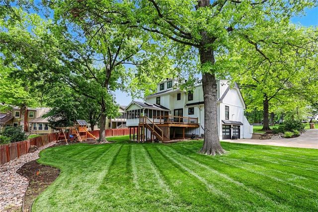 8004 WESTGATE Drive, Lenexa, KS 66215