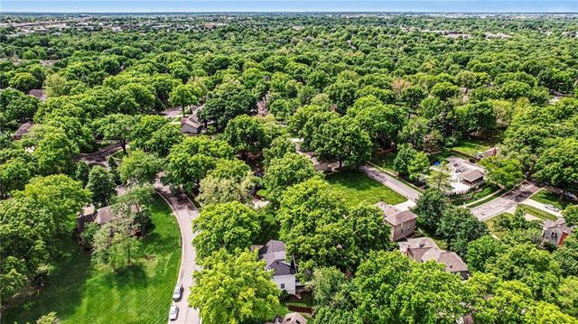 8004 WESTGATE Drive, Lenexa, KS 66215