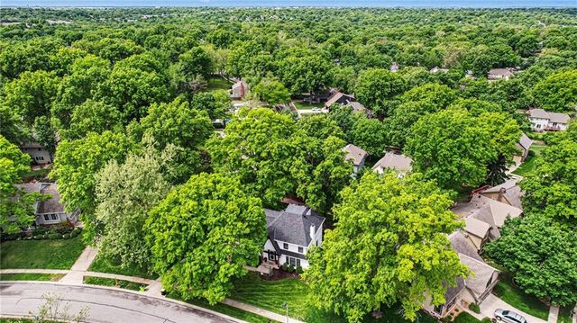 8004 WESTGATE Drive, Lenexa, KS 66215