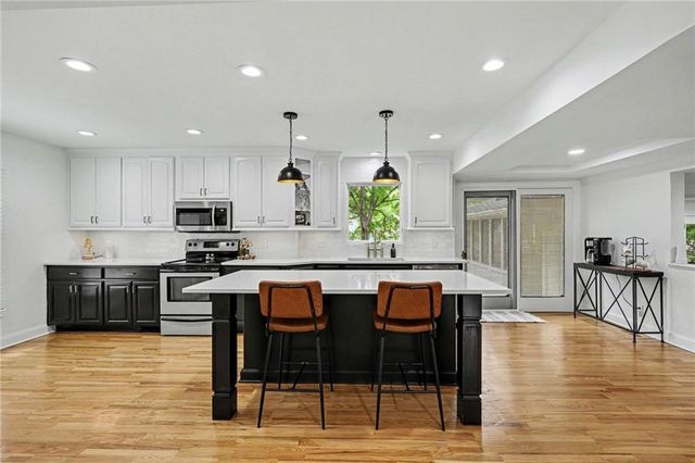 8004 WESTGATE Drive, Lenexa, KS 66215
