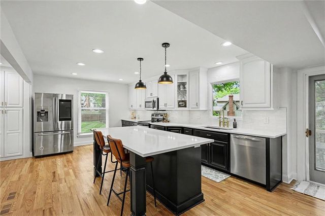 8004 WESTGATE Drive, Lenexa, KS 66215
