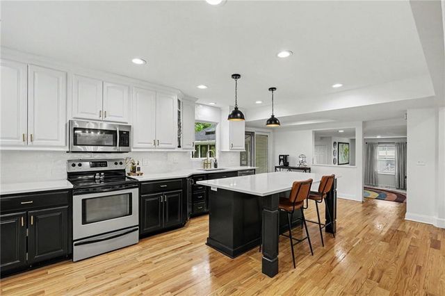 8004 WESTGATE Drive, Lenexa, KS 66215