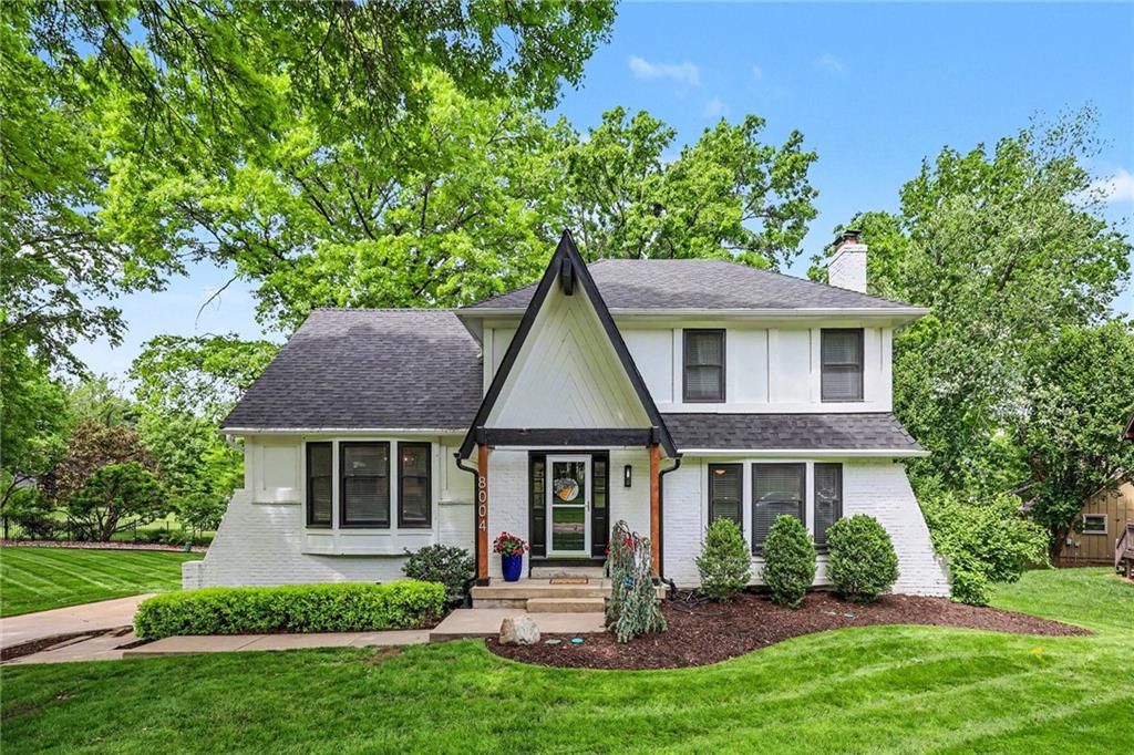 8004 WESTGATE Drive, Lenexa, KS 66215