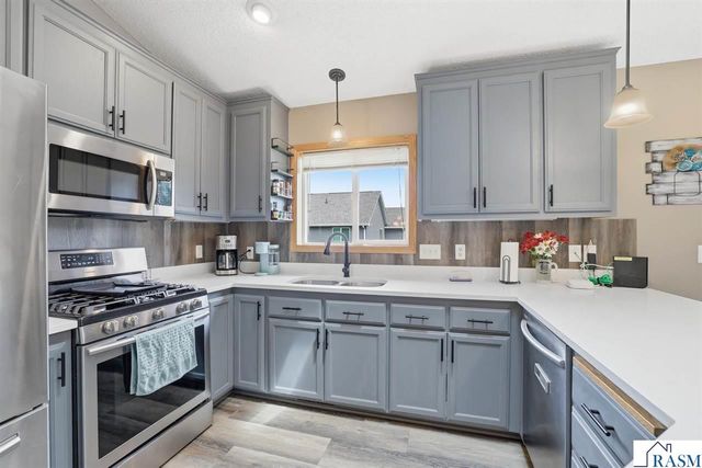 961 Ivy Hills Road, Belle Plaine, MN 56011