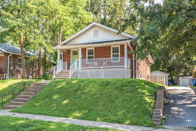 7420 Richmond Place, Maplewood, MO 63143