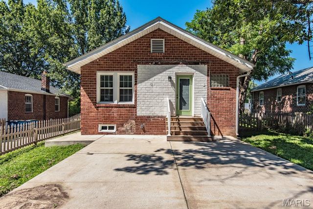 7420 Richmond Place, Maplewood, MO 63143