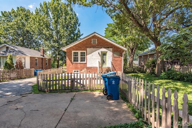 7420 Richmond Place, Maplewood, MO 63143