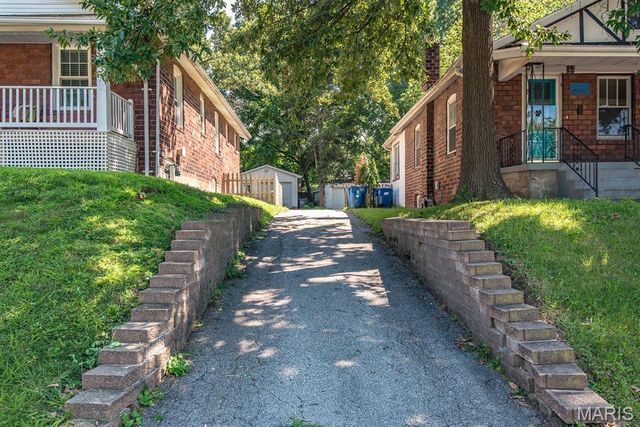 7420 Richmond Place, Maplewood, MO 63143
