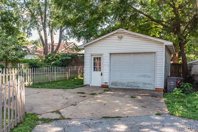 7420 Richmond Place, Maplewood, MO 63143