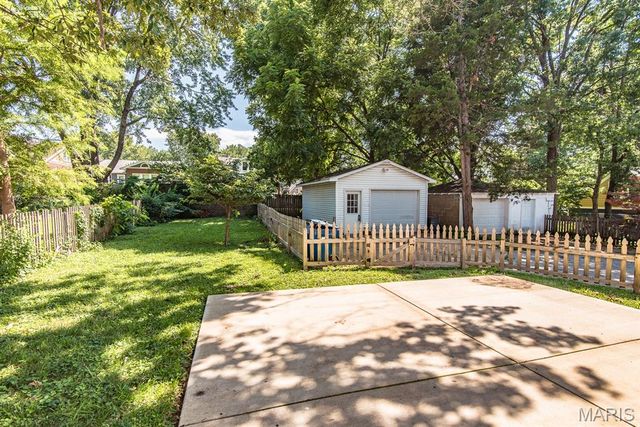 7420 Richmond Place, Maplewood, MO 63143
