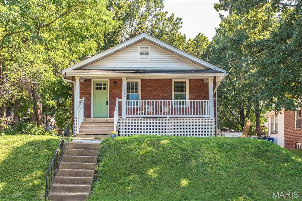 7420 Richmond Place, Maplewood, MO 63143