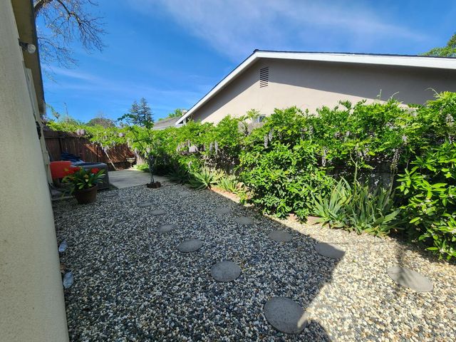 5830 Woodleigh Dr, Carmichael, CA 95608