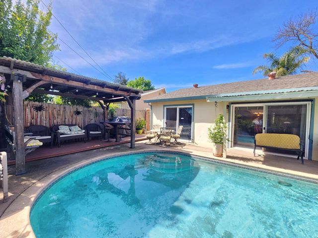 5830 Woodleigh Dr, Carmichael, CA 95608