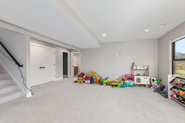 215 Gehl Avenue SW, Walker, MI 49534