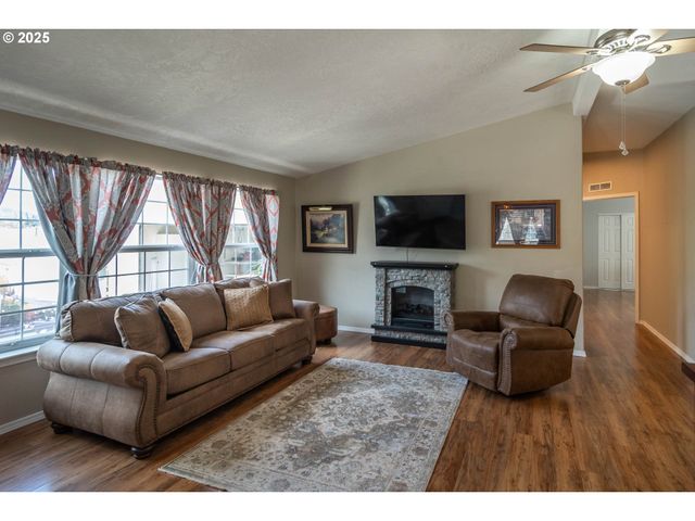 150 KIMBERLY Way, Canyonville, OR 97417