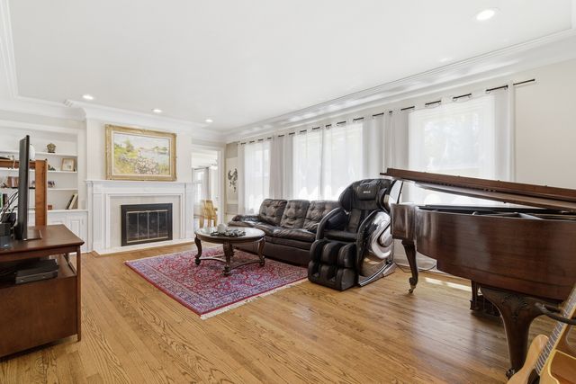 355 Oakdale Avenue, Lake Forest, IL 60045