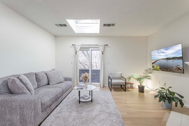 1210 Vfw Parkway 11, Boston, MA 02132