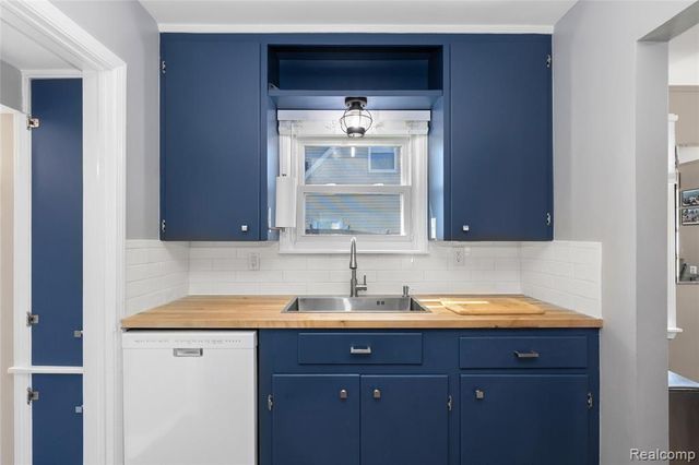 35541 Glenwood Road, Wayne, MI 48184