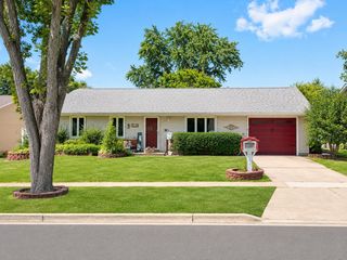 614 Pleasant Place, Streamwood, IL 60107