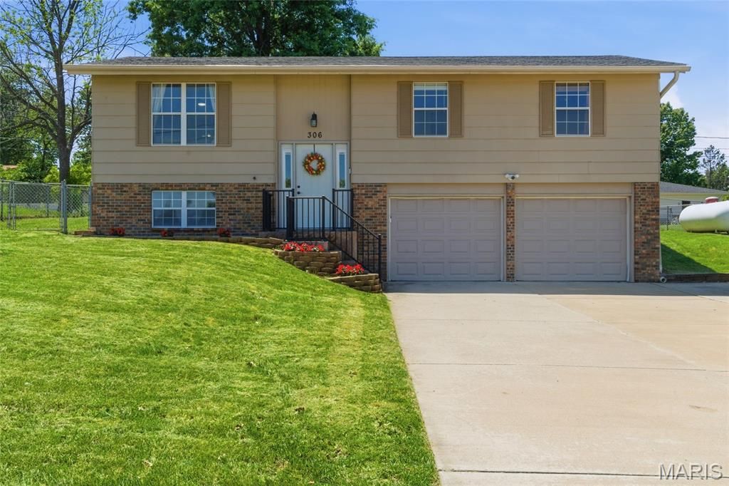 Image 1 of property listing at 306 Old Schaeffer Lane, O'fallon, MO 63366