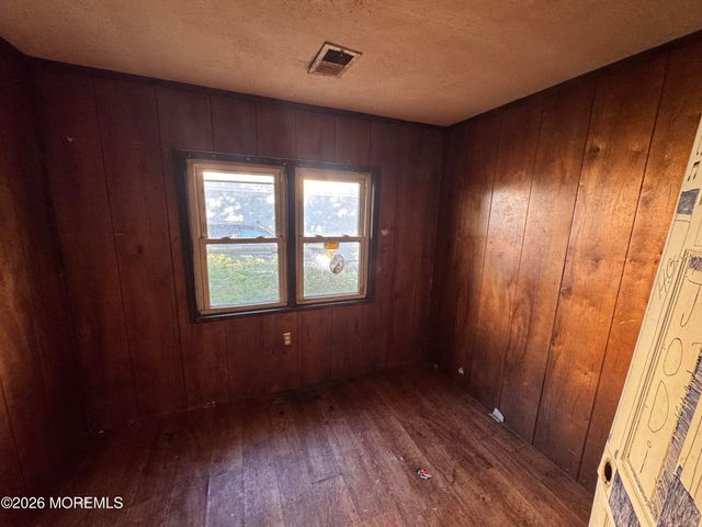 57 Lakewood Avenue, Keansburg, NJ 07734