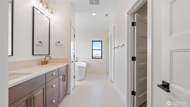 511 SW 12th, College Place, WA 99324