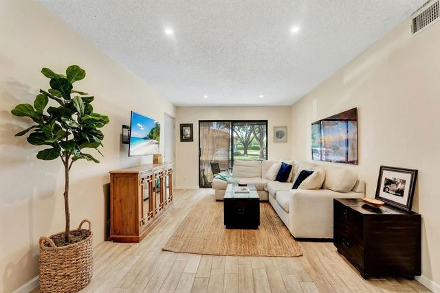 9960 Pineapple Tree Drive 109, Boynton Beach, FL 33436