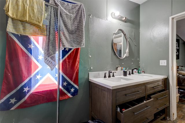 269 E Golden Oaks Drive, Mabank, TX 75156