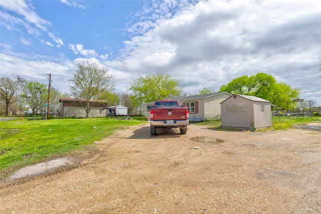 269 E Golden Oaks Drive, Mabank, TX 75156