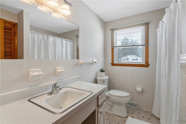 304 Colony Park Drive, Salina, NY 13088