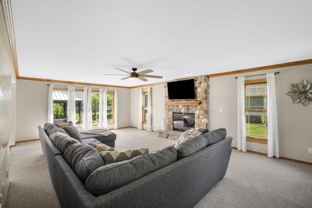 W265N2184 Sawgrass LANE, Pewaukee, WI 53072