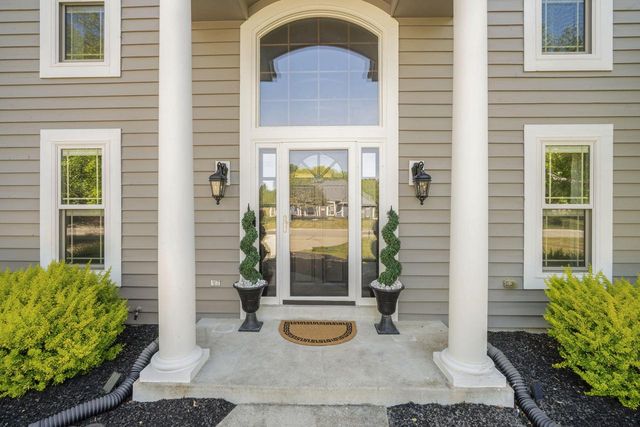 W265N2184 Sawgrass LANE, Pewaukee, WI 53072