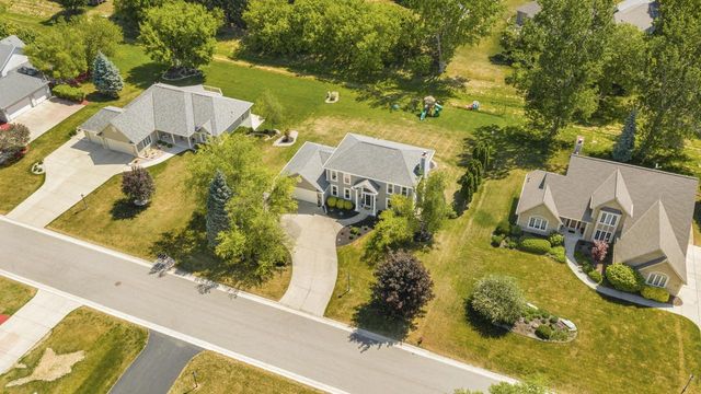 W265N2184 Sawgrass LANE, Pewaukee, WI 53072