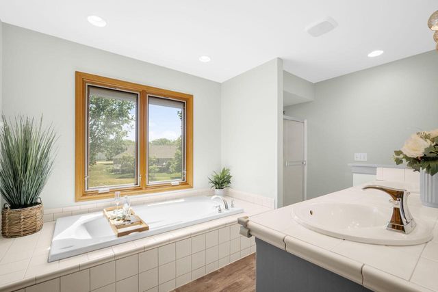 W265N2184 Sawgrass LANE, Pewaukee, WI 53072
