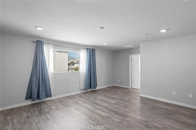 11612 Amsterdam, Sylmar, CA 91342