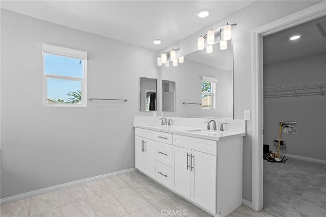 11612 Amsterdam, Sylmar, CA 91342