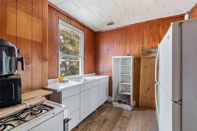 100 Broad Street, Lyons, NY 14489