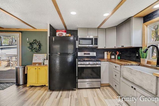 7615 S Croton Hardy Drive, Newaygo, MI 49337