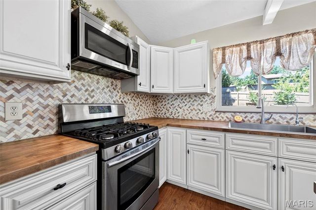 4 Red Oaks Drive, St Peters, MO 63376