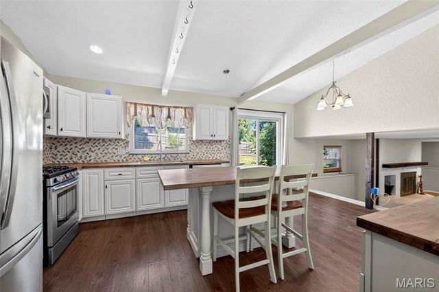 4 Red Oaks Drive, St Peters, MO 63376