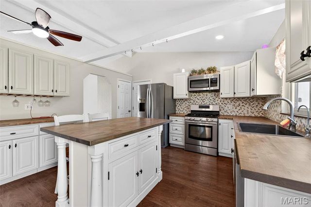 4 Red Oaks Drive, St Peters, MO 63376