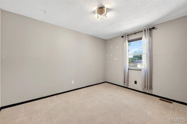 4 Red Oaks Drive, St Peters, MO 63376