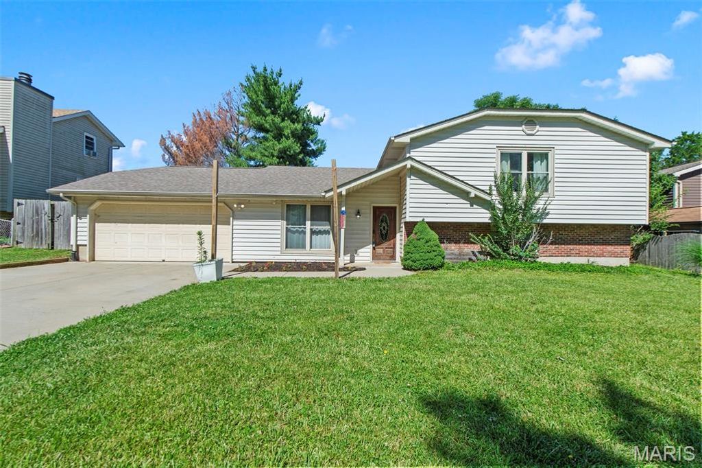4 Red Oaks Drive, St Peters, MO 63376
