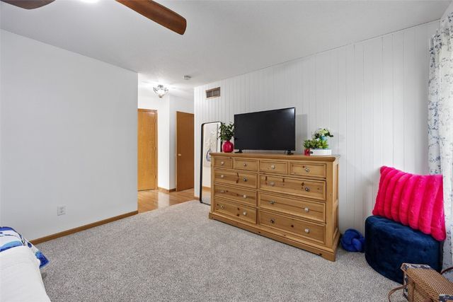 290 W 33rd Avenue, Marion, IA 52302