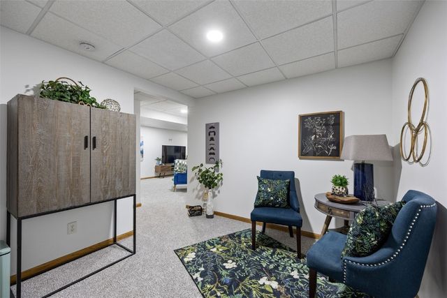 290 W 33rd Avenue, Marion, IA 52302