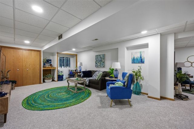 290 W 33rd Avenue, Marion, IA 52302