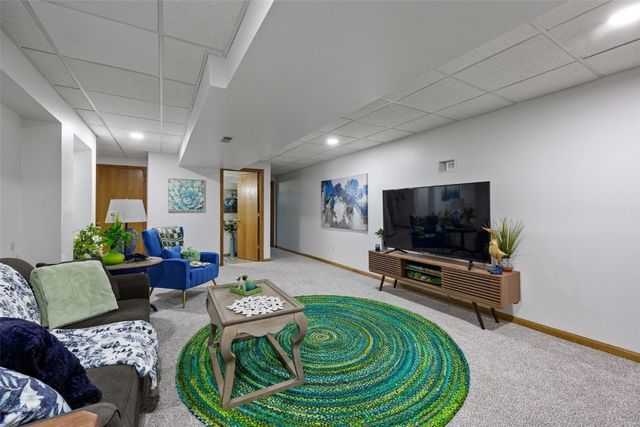 290 W 33rd Avenue, Marion, IA 52302