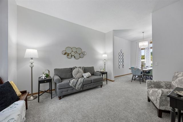 290 W 33rd Avenue, Marion, IA 52302