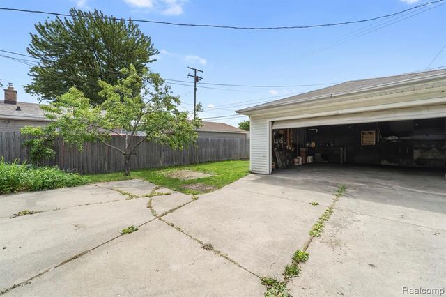 19304 Connecticut Street, Roseville, MI 48066