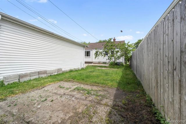 19304 Connecticut Street, Roseville, MI 48066